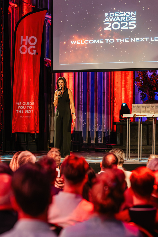 Sofie presenteert op het podium